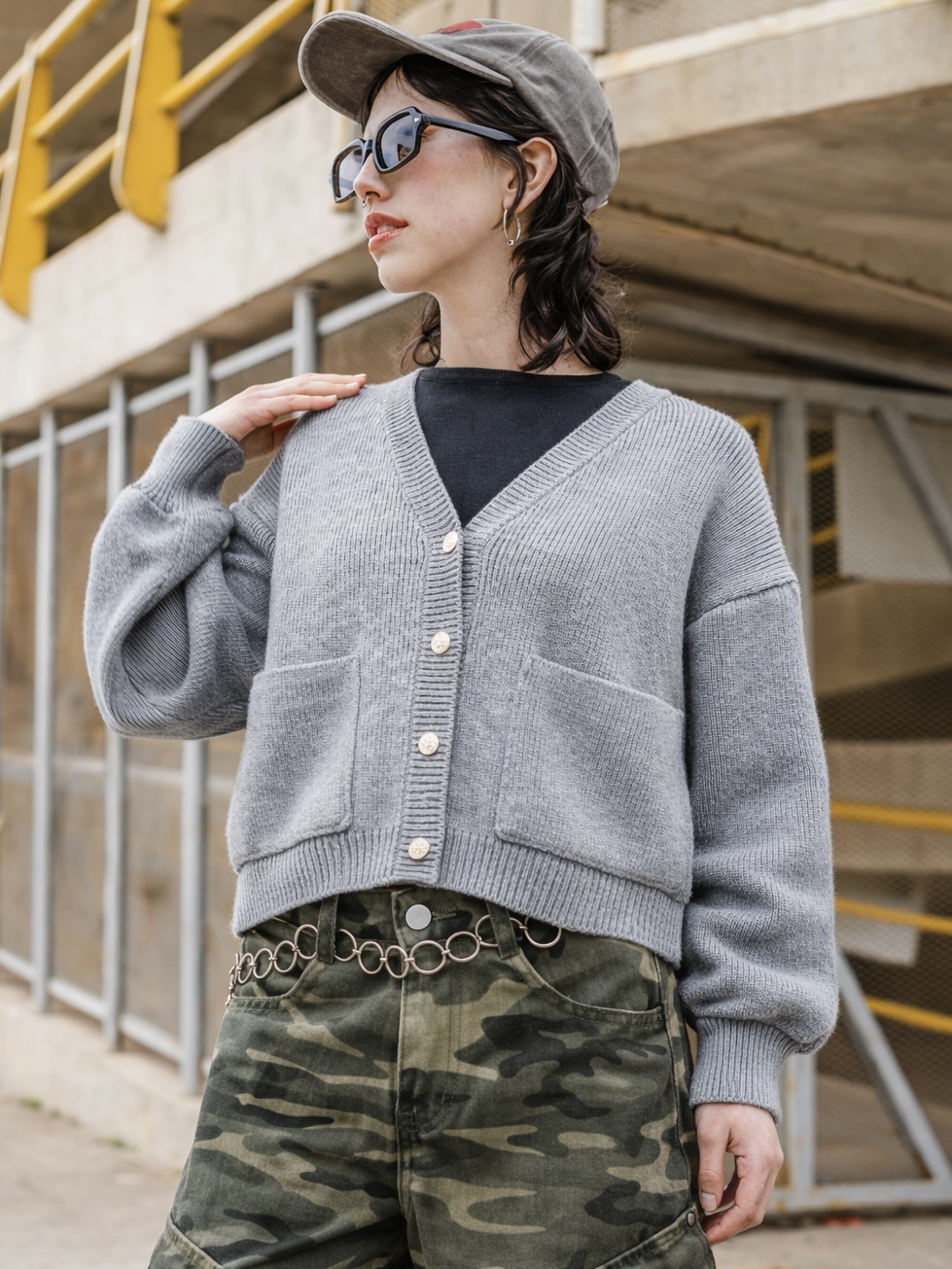E7C8A514-7064-4E1D-980C-EFEE454AC56C URBAN GREY CARDIGAN - Imagen 1